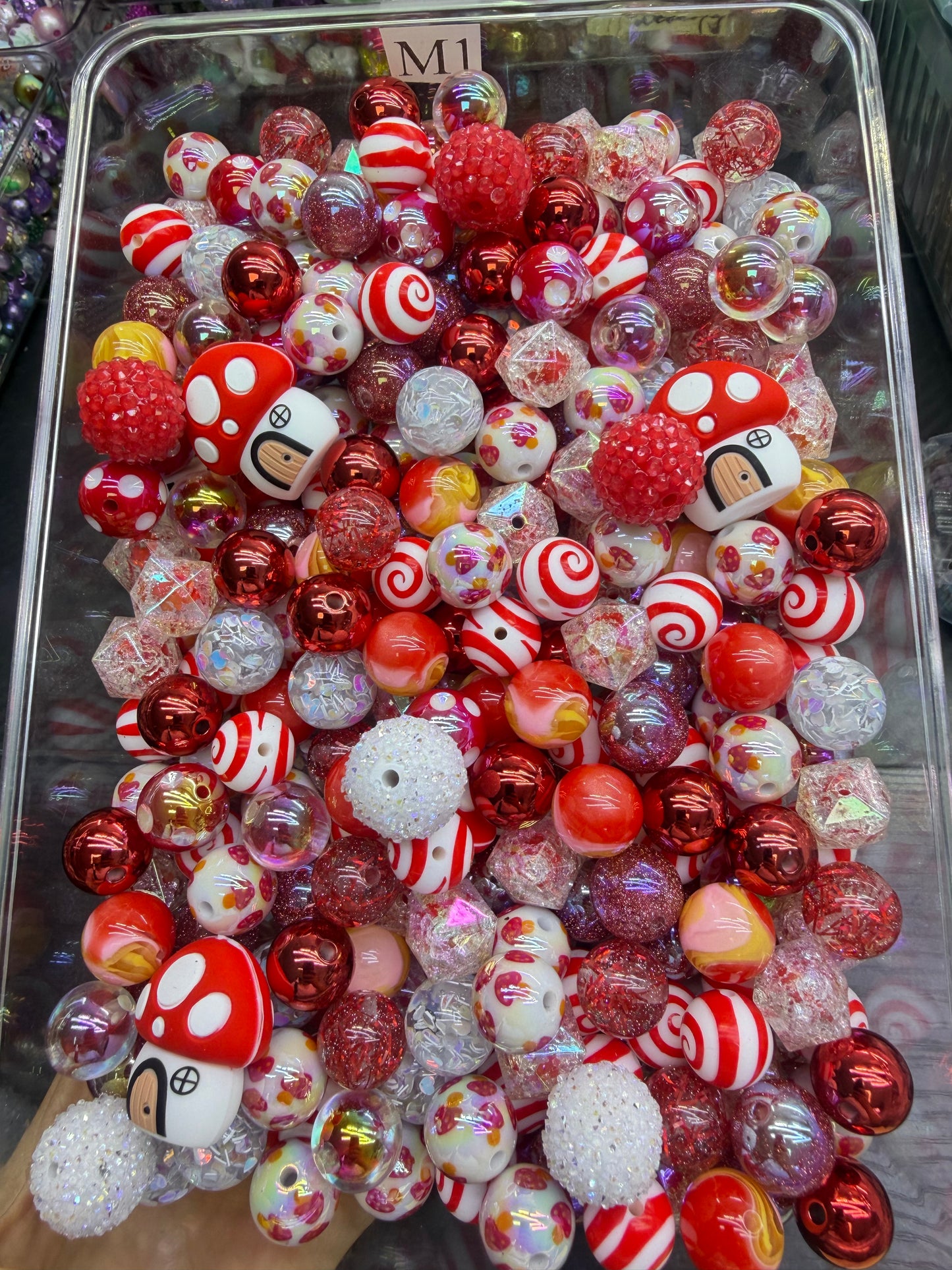 5.9 FOCAL MIX BEADS:M1 (red riding shroom)