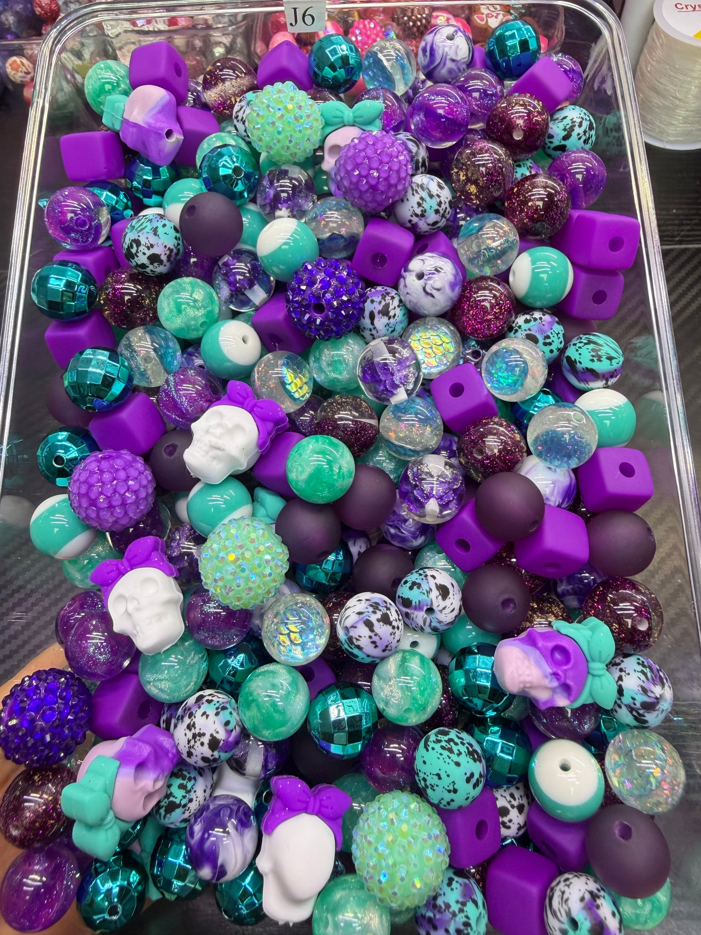 6.27 FOCAL MIX BEADS:J6(adorably spooky)