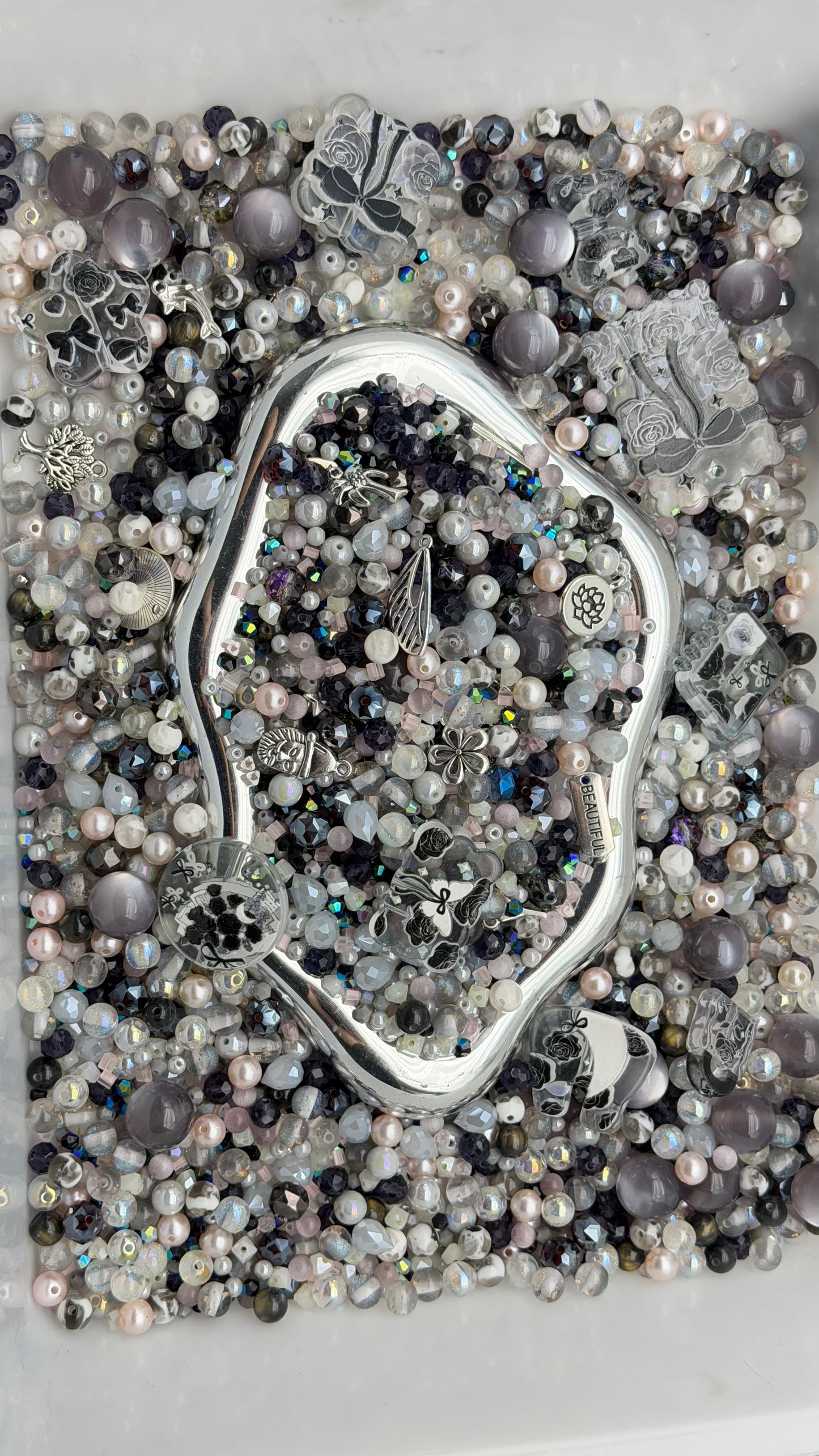 7.31 PHONE CHAIN MIX BEADS:black and white