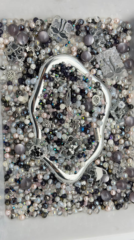 7.31 PHONE CHAIN MIX BEADS:black and white