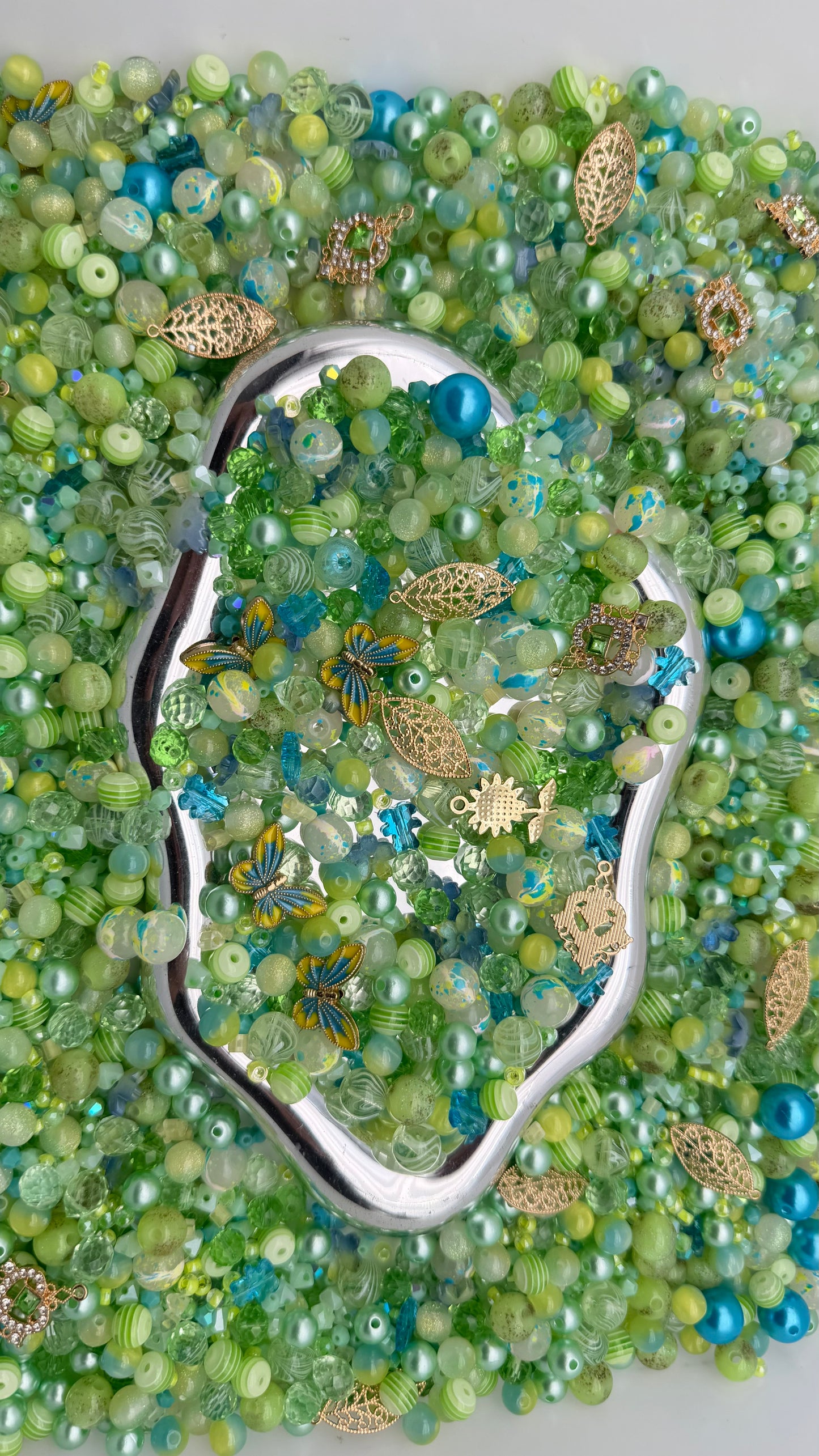 8.2 PHONE CHAIN MIX BEADS: green