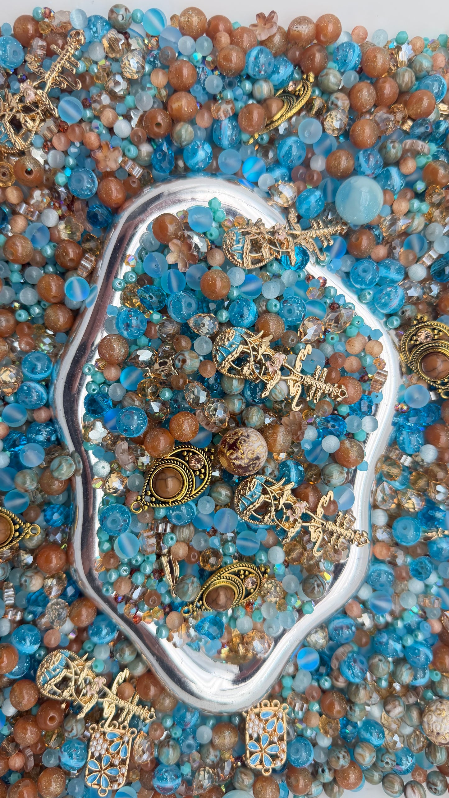 8.2 PHONE CHAIN MIX BEADS: brown and bule