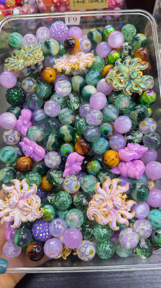 8.6 FANCY MIX BEADS:F9(fox lady)