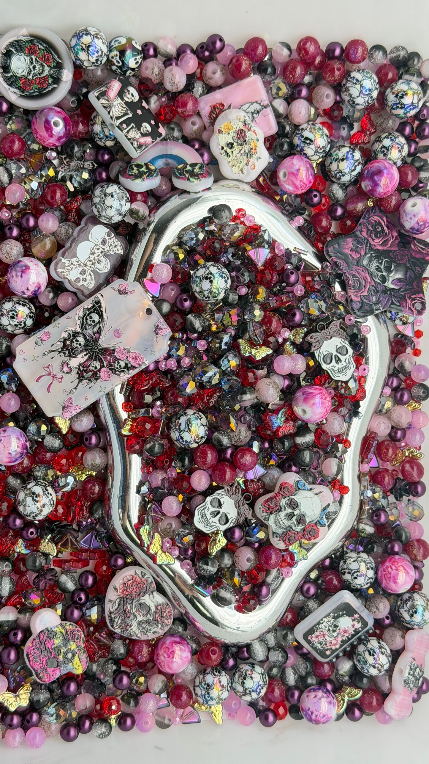 8.7 PHONE CHAIN MIX BEADS: dark red skull