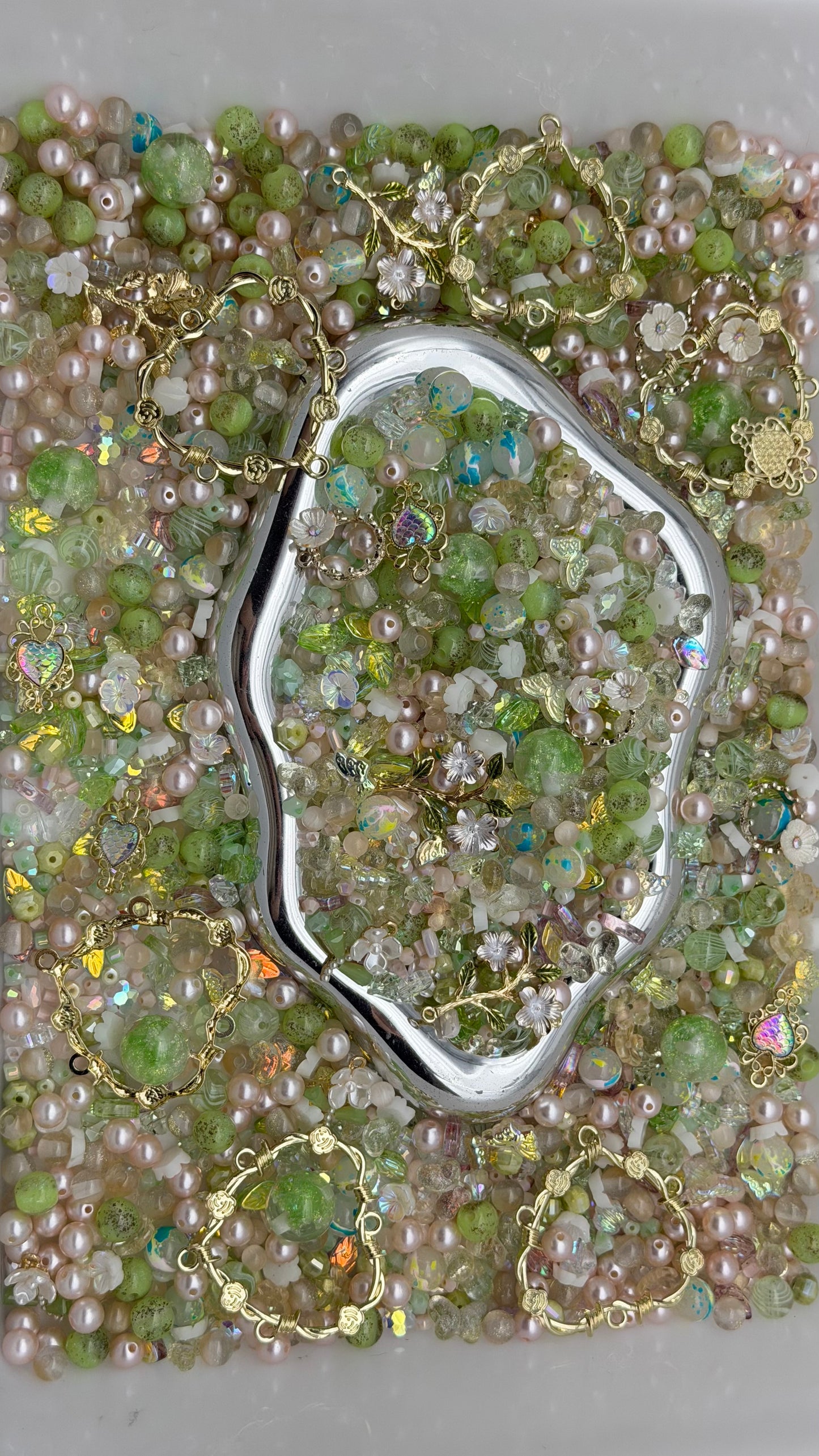 8.14 PHONE CHAIN MIX BEADS:green and pink