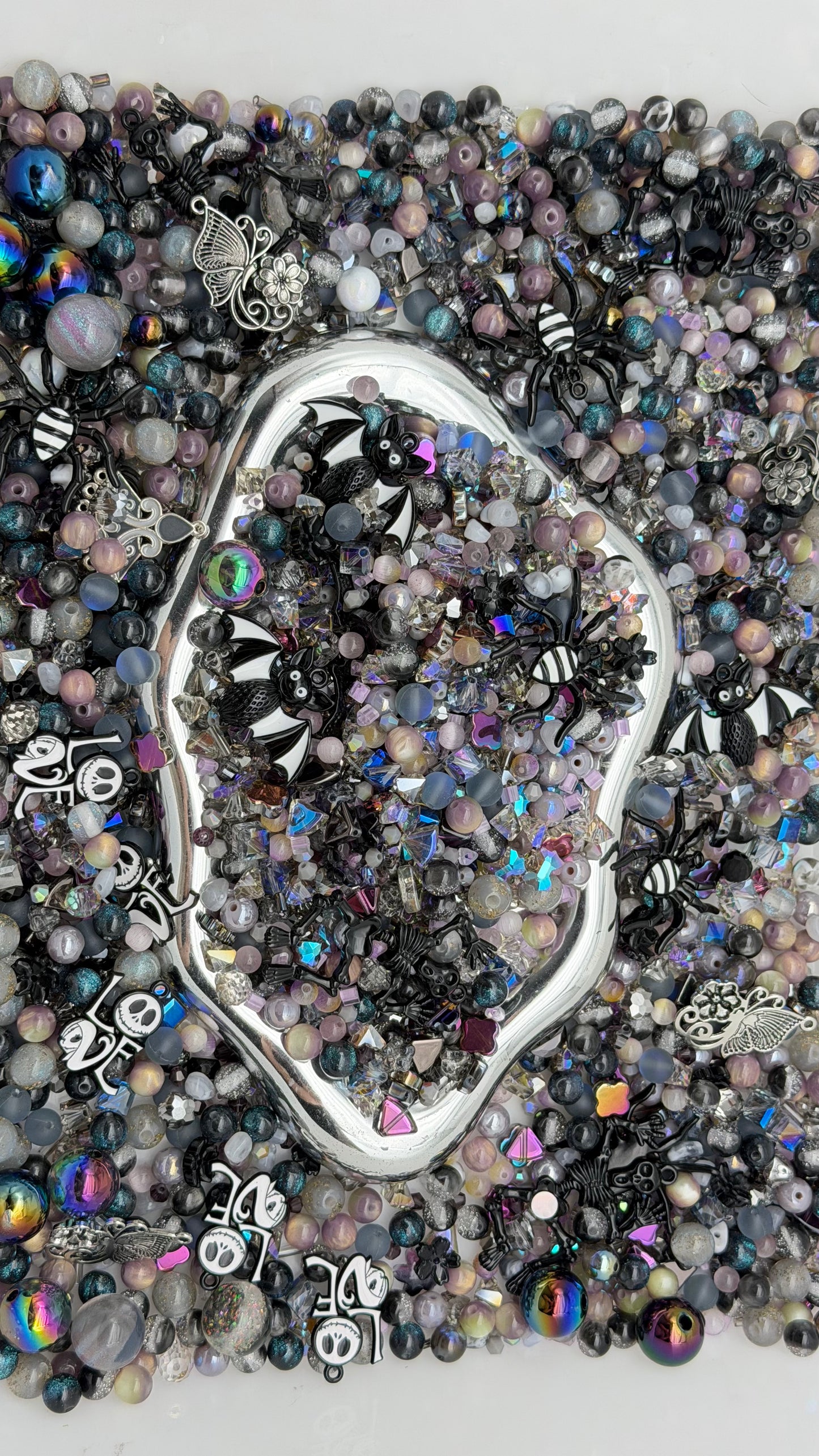 8.14 PHONE CHAIN MIX BEADS:black and white