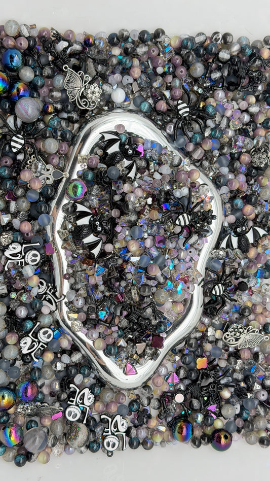 8.14 PHONE CHAIN MIX BEADS:black and white