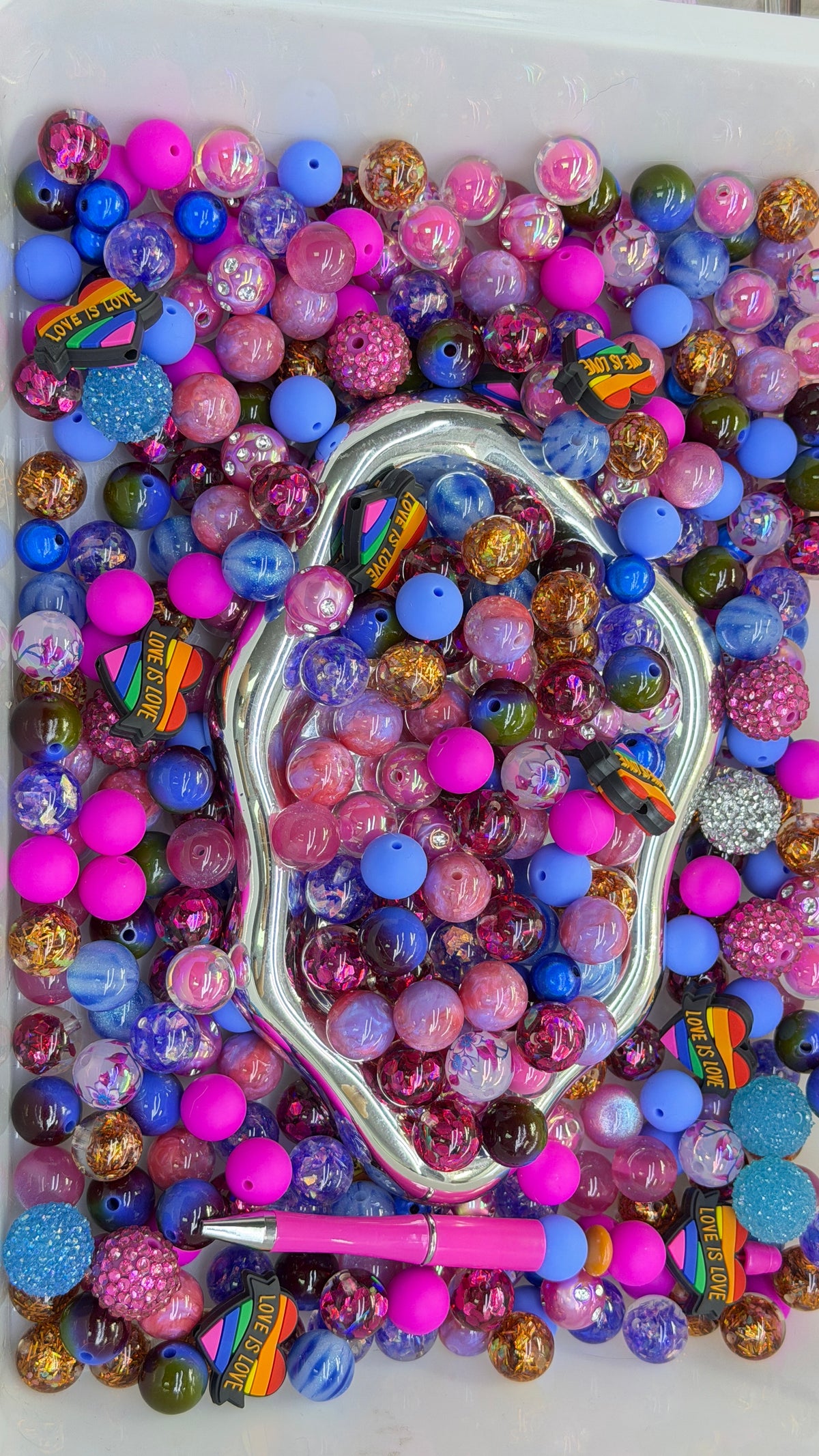 9.9 FOCAL MIX BEADS:love is love