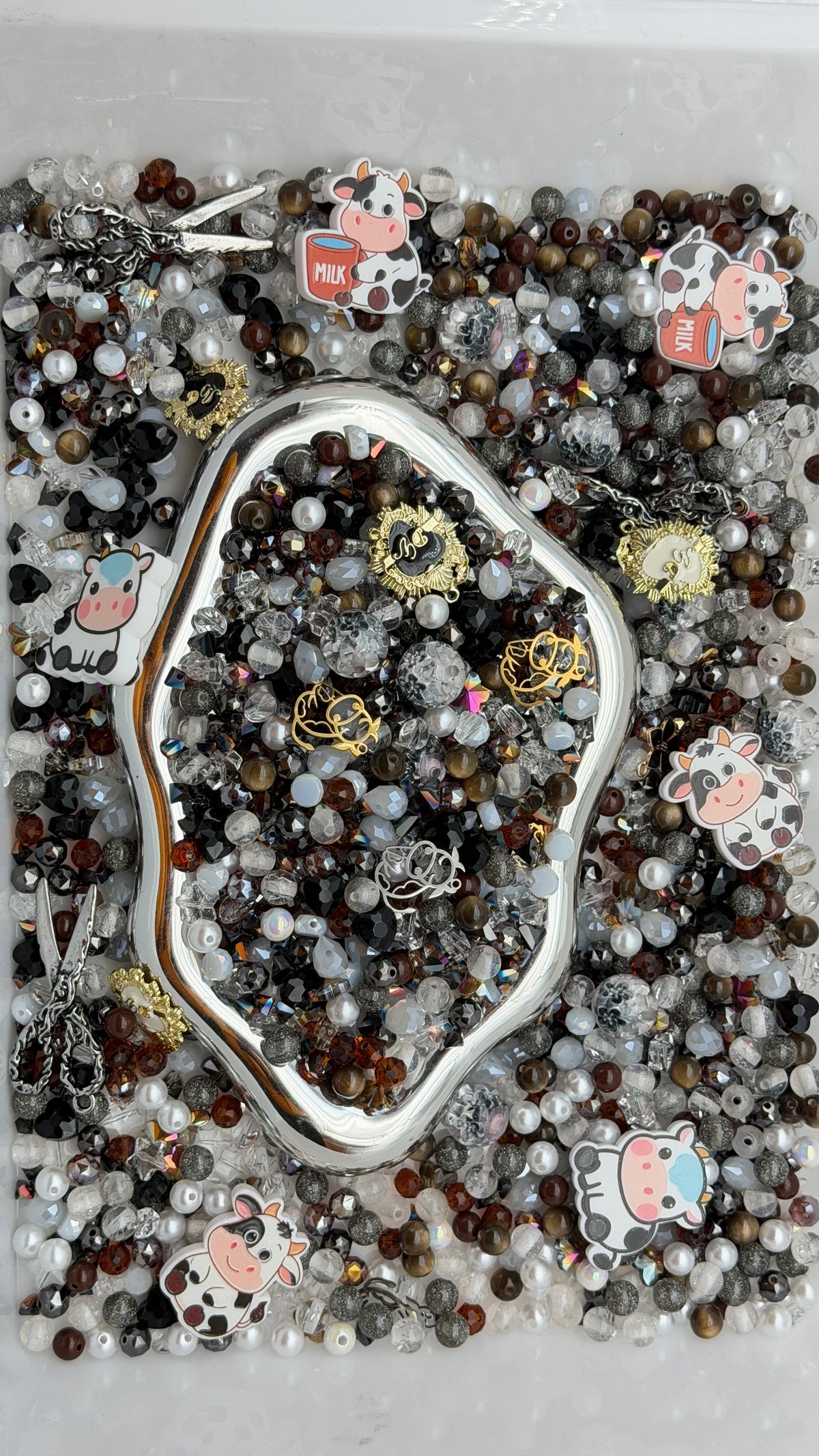 9.25 PHONE CHAIN MIX BEADS:black cow