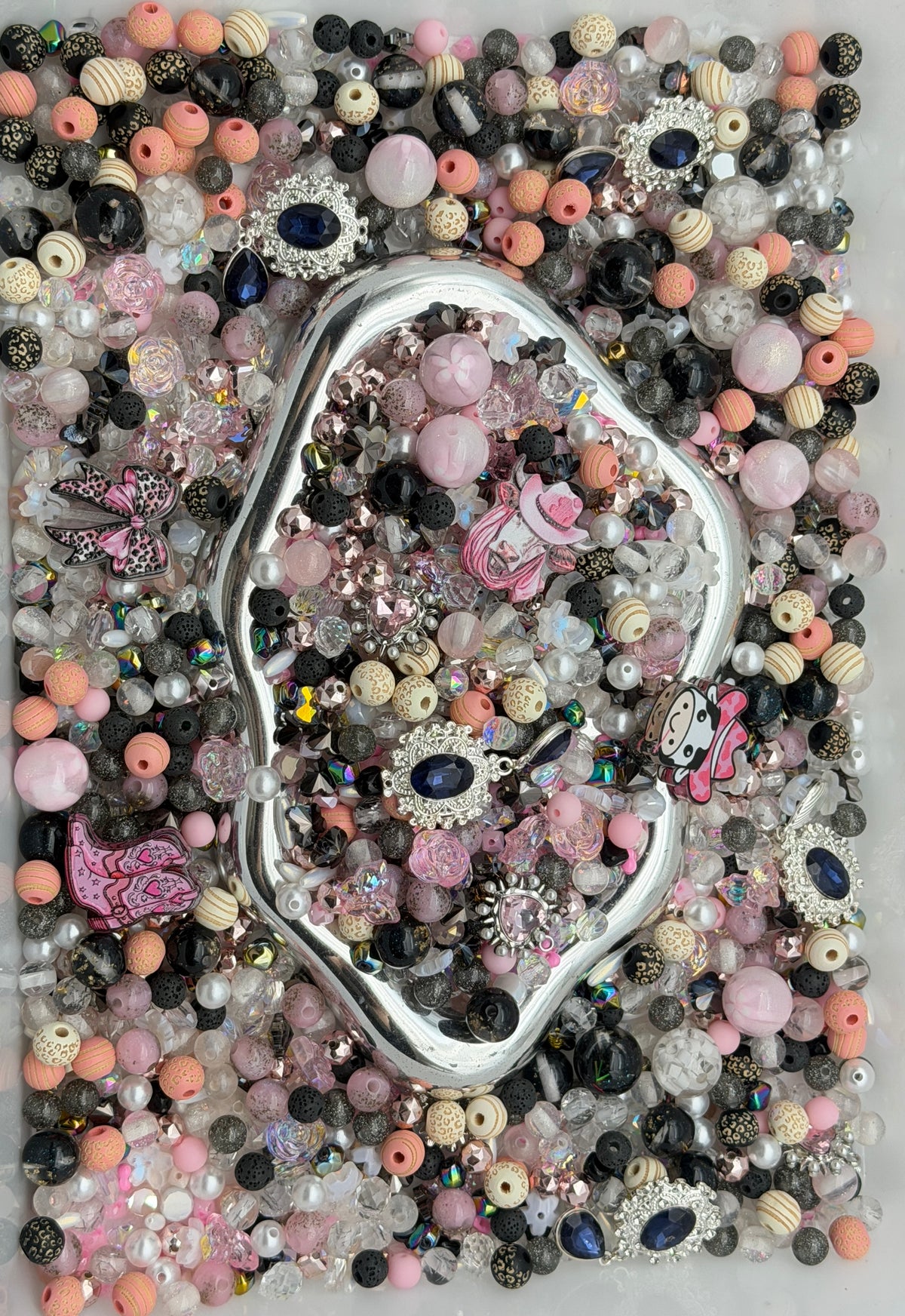 10.9 PHONE CHAIN MIX BEADS:cow