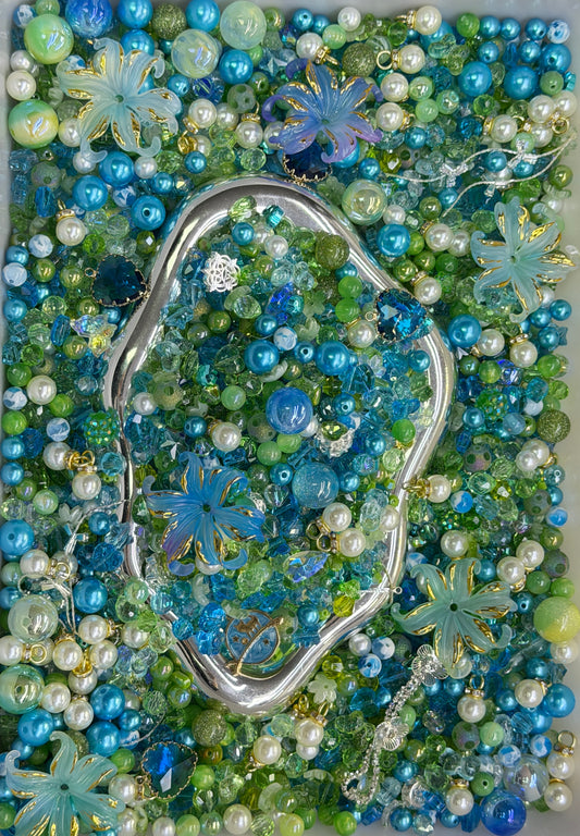 10.11 PHONE CHAIN MIX BEADS:green and bule