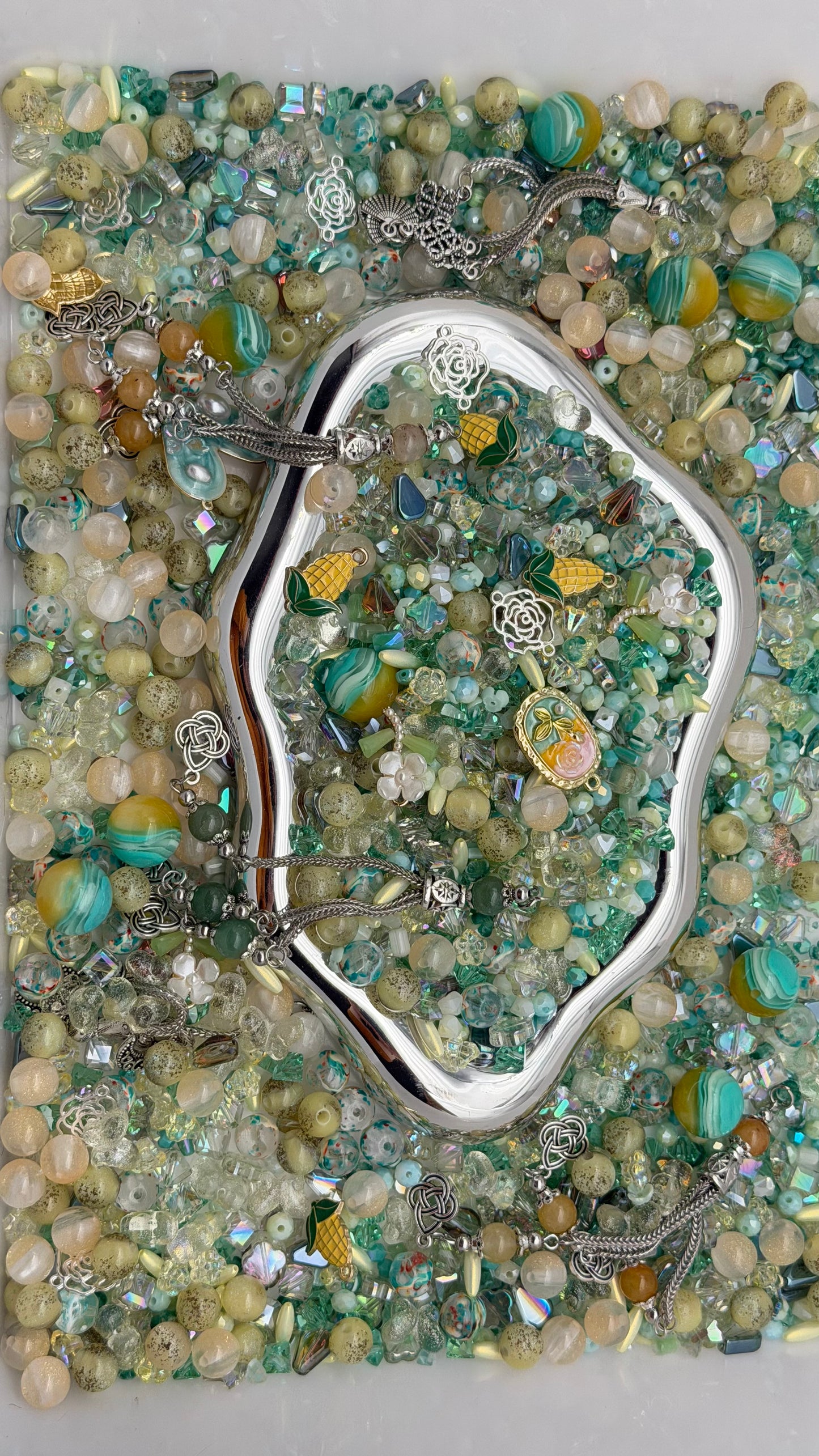 8.21 PHONE CHAIN MIX BEADS:corn